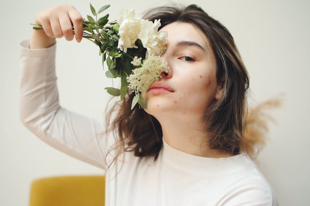 Femme observant sa peau dans un miroir, ambiance bienveillante et naturelle